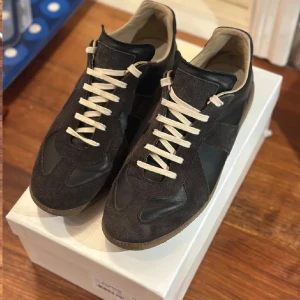 Masion Margiela - Säljer mina margielas! Sparsamt använda! Storlek 44. Mycket kvar att ge. Pris kan variera vid snabb affär! Box och kort medkommer vid köp:)