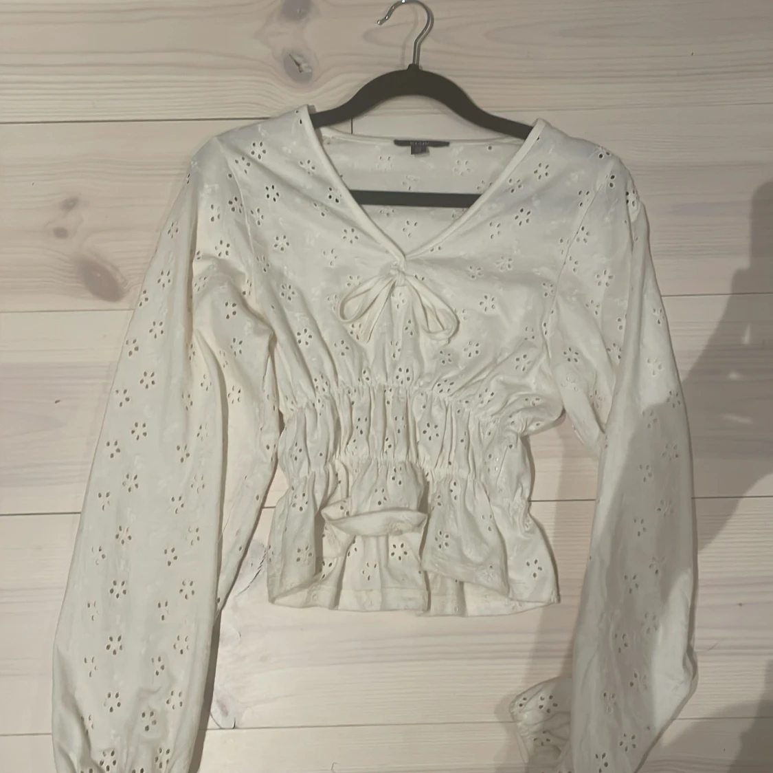 Vit blus med broderade blommor från Kiabi