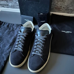 Saint Laurent Sneakers - Mycket bra skick, som nya nästan. Nypris ca 7000kr. Storlek 42.  Dustbag medföljer. Skriv för mer information🤝