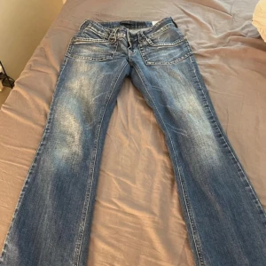 Blå bootcut jeans från Only W27  - Säljer ett par snygga blå bootcut jeans från Only, Jeansen har klassisk femficksdesign, Passformen är normal storlek W27 L32🩷