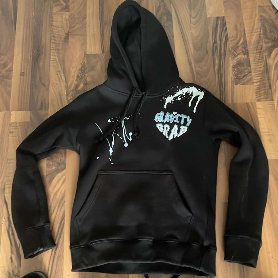 Svart hoodie Gravity Grab med tryck