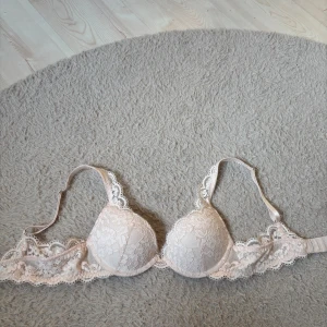 Ljus rosa push up spets bh - Säljer en ljusrosa push up spets bh från Lindex. Är knappt använd