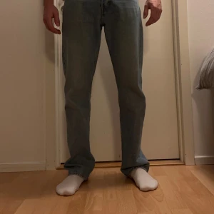 Weekday Space Relaxed Straight Jeans - Ljusblå jeans från Weekday i modellen Space Relaxed Straight. Klassisk femficksdesign, raka ben och normal passform. Tillverkade i bomull med snygg tvättad look och diskreta kontrastsömmar. Perfekta för en avslappnad och stilren vibe.