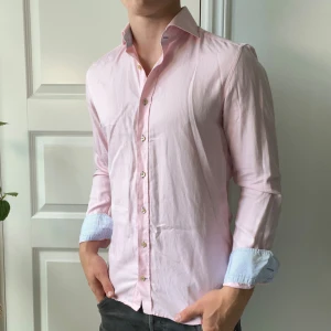 Stenströms rosa skjorta M - Stenströms rosa skjorta M, inga defekter. Väldigt många detaljer och tecken på hög kvalité 😊, kom med frågor! Modellen är 180,75 kg förresten 