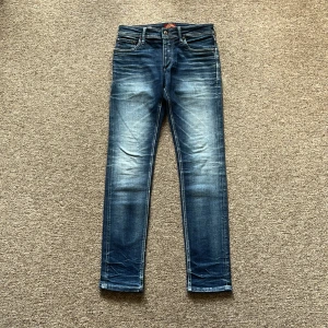 Jack & Jones jeans - Hej! Säljer dessa Jack & Jones jeans med super snygg tvätt enligt mig! Jeansen är slim fit/ Tim och är i storlek 29/32. Jeansen har inga defekter och badgen där bak är i nubuk läder! Varmt välkommen att skriva vid minsta intresse av köp och fråga gärna vid minsta fundering.😊Mvh DC 🔹