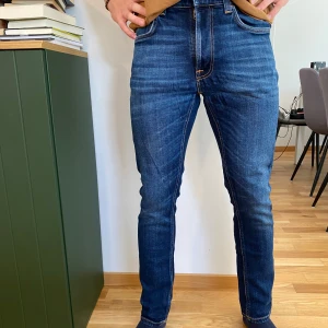 Blå nudie jeans - Snygga blå jeans från nudie jeans, sparsamt använda, storlek W30 L30