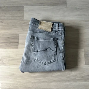Grå Jacob Cohën jeans  - Grå Jacob Cohën jeans | modell - 622 | Storlek - W33 | Skick: 8,5/10 - mycket bra  | nypris -5000kr | pris kan diskuteras vid snabb affär | hör av er vid frågor eller funderingar 🙌