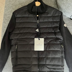Moncler tricot cardigan  - Säljer nu min fina Moncler cardigan, endast använd 1 gång, Inga byten endast pengar!! Pris kan diskuteras vid snabb affär!! Hör av er för fler bilder eller andra funderingar😃😃NFC Scan funkar givetvis 