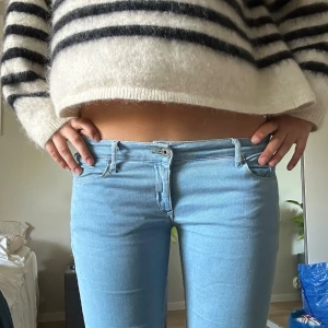 Low waist bootcut - Helt perfekta!! Älskar färgen och designen på dessa❤️❤️ 
