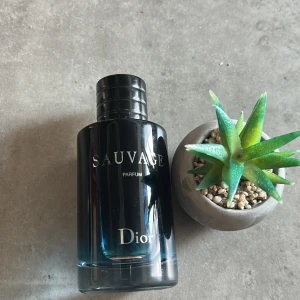 Dior Sauvage Parfum 100ml - Dior Sauvage Parfum, 100 ml. En ikonisk doft i snygg flaska, tillverkad i Frankrike. Perfekt för dig som vill sticka ut med stil.