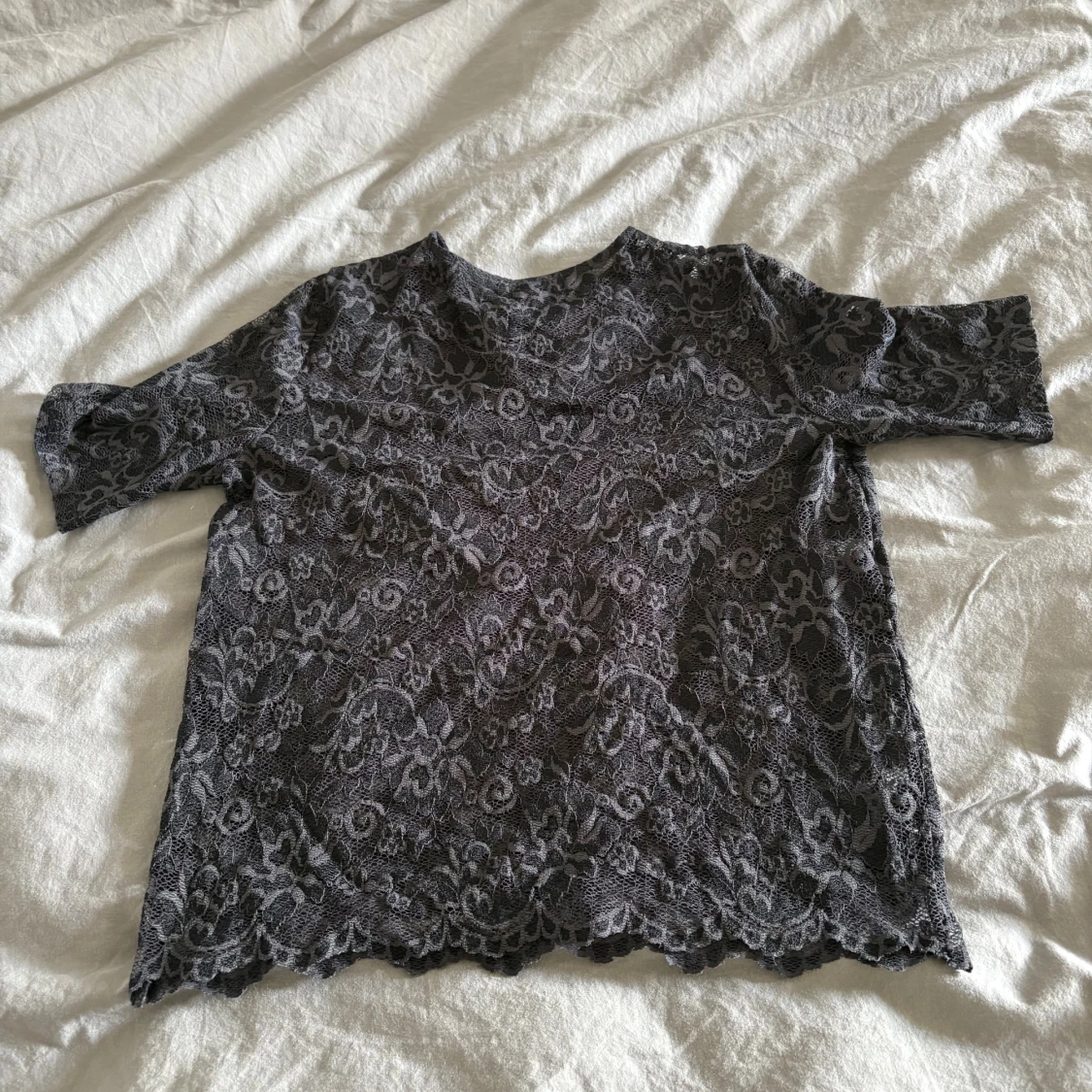 Grå spetsblus med blommönster - 1