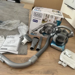 Black+Decker Dustbuster Flexi Pet 14.4V dammsugare  - Kraftfull sladdlös handdammsugare med flexibelt slangsystem, perfekt för hem med husdjur. Inkluderar flera munstycken, laddare och originalkartong. Fint skick, komplett med manual och tillbehör. Enkel filterrengöring och lång räckvidd.