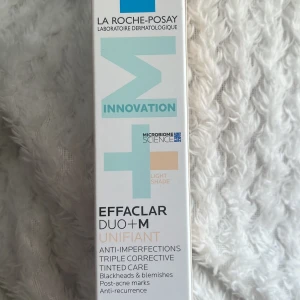 La Roche-Posay Effaclar Duo+M Light - Effaclar Duo+M Unifiant från La Roche-Posay i nyansen Light Shade. En tonad ansiktskräm som jämnar ut hudtonen och motverkar orenheter. Perfekt för dig som vill ha en lätt täckning och vårdande effekt i ett.  bara testat 1 gång då det är inte i min färg nypris 225