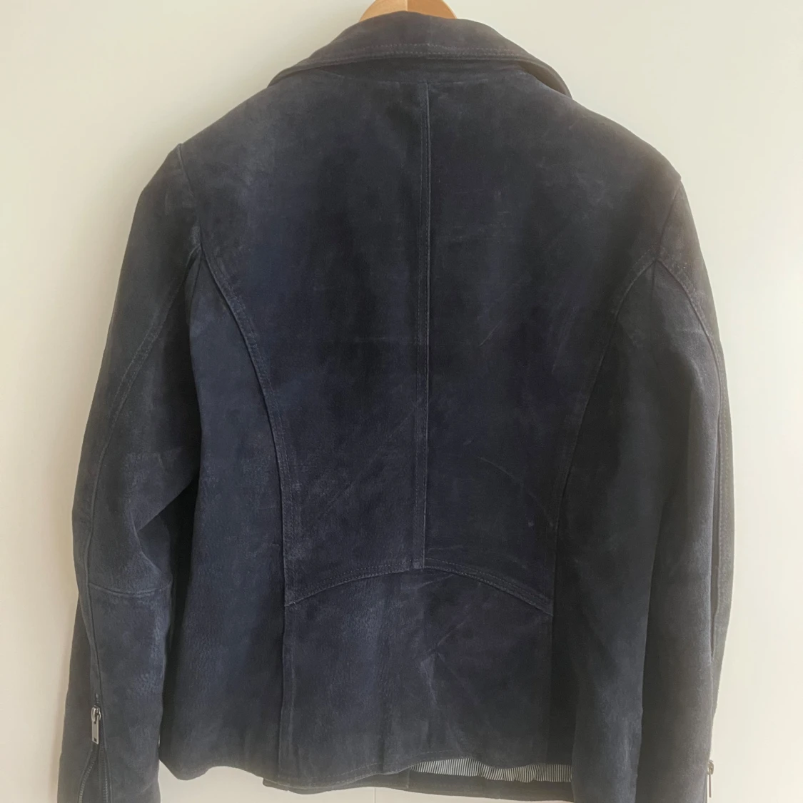 Mörkblå mockajacka med dragkedjor - 1