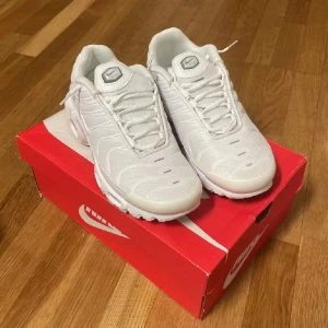 Vita Nike tns  - Nästan helt oanvända, Säljs för att det ej passar längre, priset kan diskuteras vid snabb affär
