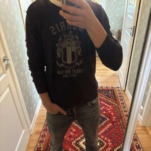 Mörkblå stickad tröja Morris - Säljer en riktigt fet tröja från Morris, skriv om du har några frågor eller funderingar!!!