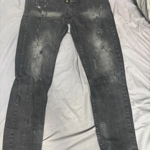 Svarta Dsquared2 jeans med slitningar - Svarta jeans från Dsquared2. Storlek 48. Skriv för frågor.