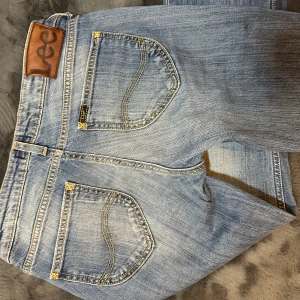 Lågmidjade bootcut lee jeans  - Säljer mina urrr snygga lågmidjade jeans ifrån lee innerbensmått ca 80 midja runt 36-37