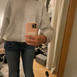 blåa lee jeams - Säljer dessa super fina jeans från lee som är sydda lowwaist. dom är köpta här på plick och därför är dom trasiga vid midjan. skulle säga storlek S och den sitter bra på mig som är 170 lång.❤️