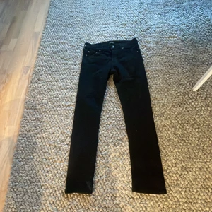 Svarta skinny jeans från Jack & Jones - Svarta jeans från Jack & Jones. Byxorna är oanvända och är i nytt skick. Pris kan diskuteras om det skulle vara så. 