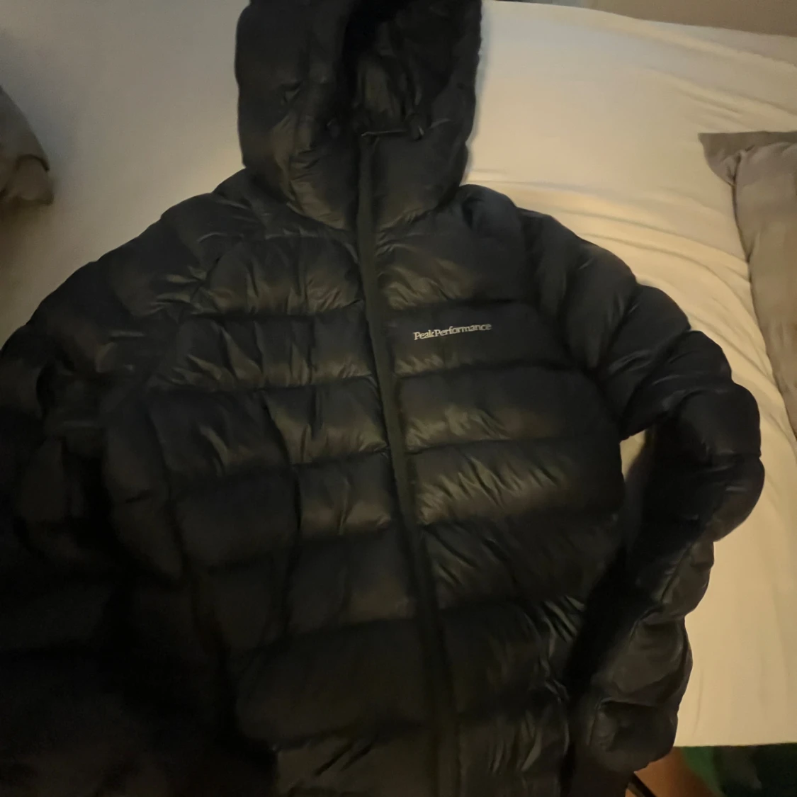 Svart dunjacka Peak Performance