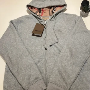 Burberry zip up - Burberry Zip-Up Hoodie – Storlek M  ✅  – tag kvar, men kvitto saknas 🧼 Helt oanvänd – inga märken, fläckar eller skador 📦 Originalpåse saknas, men skickas väl emballerad  ⚠️ Säljes p.g.a. fel storlek 📍 Möts upp i Göteborg eller skickas spårbart  Skicka ett meddelande om du är intresserad eller har frågor!