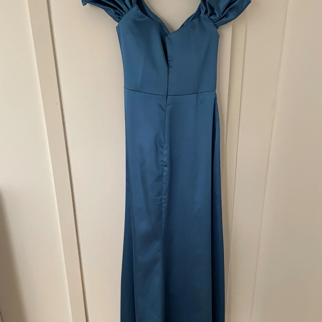 Blå långklänning med drapering - 1