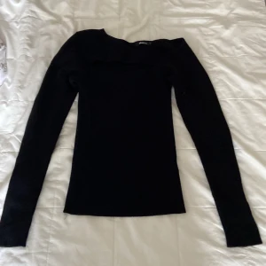 Svart stickad tröja från Gina Tricot - Säljer en svart stickad tröja från Gina Tricot i storlek M. Tröjan har lång ärm och en snygg offshoulder-detalj upptill. Perfekt för dig som gillar stilrena och trendiga plagg med en twist.