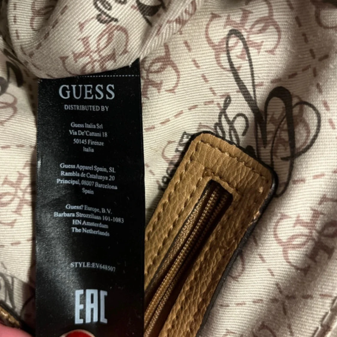 Beige handväska från Guess - 4