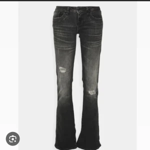 Svarta bootcut jeans från LTB - Säljer ett par svarta bootcut jeans från LTB med slitna detaljer på benen och klassiska femficksmodellen. Jeansen har en snygg tvätt med ljusare partier och är tillverkade i stretchig denim för skön passform.