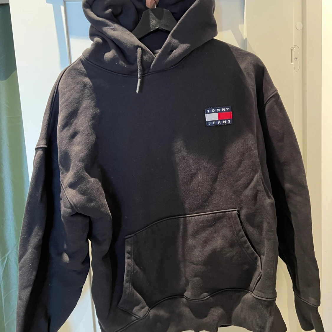 Svart hoodie från Tommy Jeans