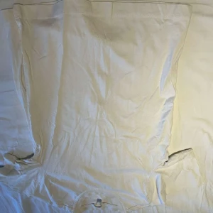 Beige bikini i enkel design - Snygg beige bikini med klassisk och stilren look. Både överdel och underdel har en enkel form utan extra detaljer, perfekt för dig som gillar minimalistisk stil. Materialet känns mjukt och bekvämt mot huden.