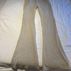 Beige ribbade bootcut byxor - Supermjuka och ribbade beige byxor med bootcut-modell. De har en skön och stretchig passform och är perfekta för en chill och trendig look. Materialet känns mysigt och passar perfekt till sneakers eller chunky boots.