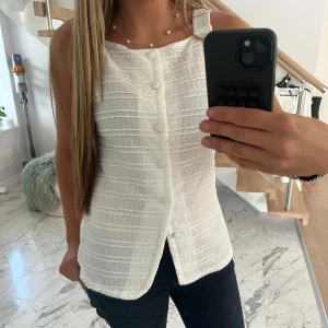 Vit blus - Fin vit blus, aldrig använd. Storlek S/M