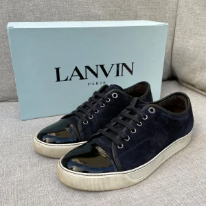 Lanvin skor  - Hej! Säljer nu dessa sjukt snygga lanvin skor. Skorna är i toppskick! Har begränsat antal boxar och dustbag. Hör av dig vid frågor. 