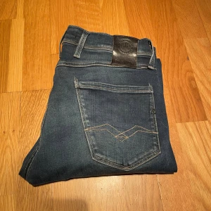 Replay Anbass - Feta slimjeans från Replay i modellen Anbass | Storlek 29/32 | Bra skick, skriv vid funderibgar och skicka gärna bud!