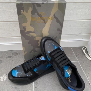 Valentino rockrunners - Snygga sneakers från Valentino Garavani med ett unikt blått och svart kamouflagemönster. (Kvitto finns)