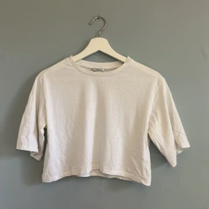 Vit croptop - Vit croppad T-shirt. Storlek XS. Gott skick.
