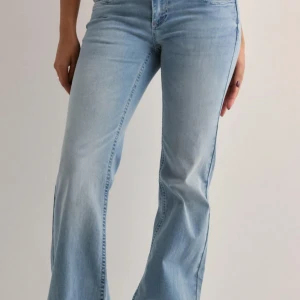 Ljusblå jeans - Jeans från Nelly i storlek xs. Bra skick! Nypris 699 