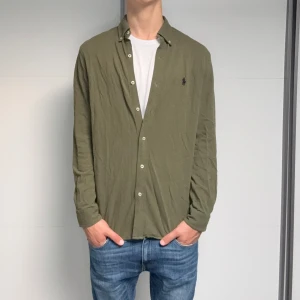 Ralph Lauren skjorta  - Ralph Lauren skjorta | Skick: 8/10 | Strl M | Pris - 549 | Fraktar via Postnord eller Instabox på köparens bekostnad | Hör av dig vid minsta fråga eller fundering//CL