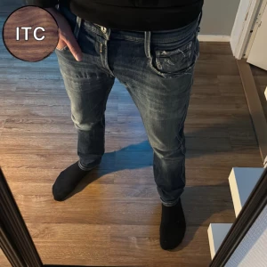 Replay Jeans  - Snygga blå slim jeans från Replay med slitna detaljer och ljusa tvättade partier. Riktigt bra passform och passar till allt! Storlek 28-30! OBS defekter visas på bild 3!