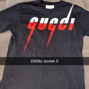 Gucci T shirt Storlek S - Knappast använd,  passar både S och M skulle jag säga, priset börjar på 2300 men går att diskuteras. Legit check går även att lösa då jag tyvärr inte har ett kvitto längre 