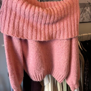 Rosa stickad off shoulder tröja - så söt, väldigt varm och gosig, perfekt nu till höst o vinter! säljer då den inte kommer till användning. använd några få gånger så i fint skick.