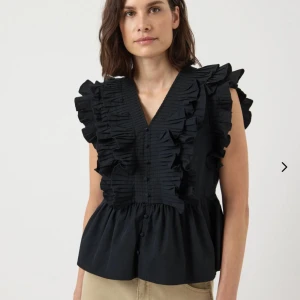 Populär YAS blus - Slutsåld & populär YAS blus! Supersnygg! Använd men inga synliga defekter! Nypris 799kr! 🤍kan sänka pris vid snabb affär!