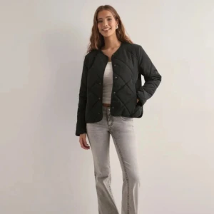 Nelly jacka  - Knappt använd jacka från Nelly i strl S