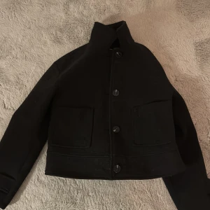 Svart kort kappa  - Säljer denna kappa från lager 157, perfekt till hösten🍁💞