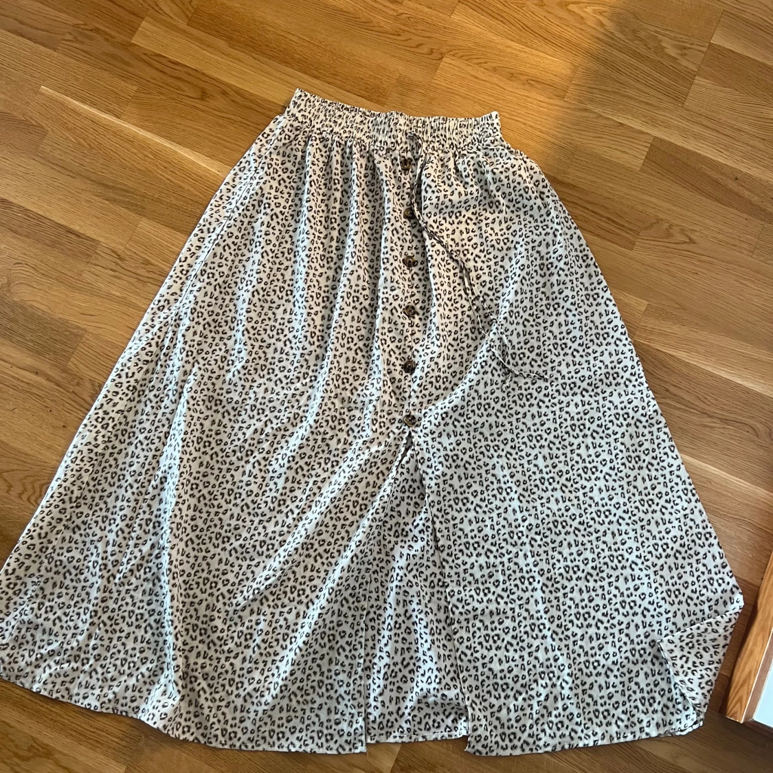 Leopardmönstrad långkjol med knappar