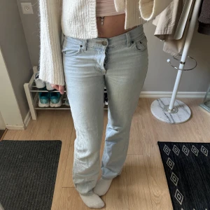 Ljusblå raka jeans med låg midja - Säljer dessa ljusblåa lågmidjade jeansen! Har varit en stor favorit, men tyvärr är dom lite för korta för mig som är ganska lång.🌸🩷