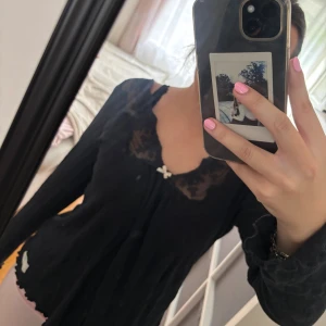 Svart långärmad kofta med spets - Odd Molly tröja, har inte kvar vilken storlek men passar M/L