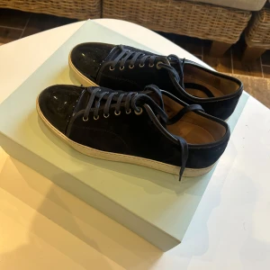 Lanvin Cap Toe Patent Navy - UK 10 - Hej. Säljer ett par lanvin cap toe patent i uk10. Passar mig som normalt har storlek 45. Kvitto finns. Box, dustbags, extra snören ingår. Allt OG i princip. Väldigt bra skick på dem. Hör av dig vid intresse